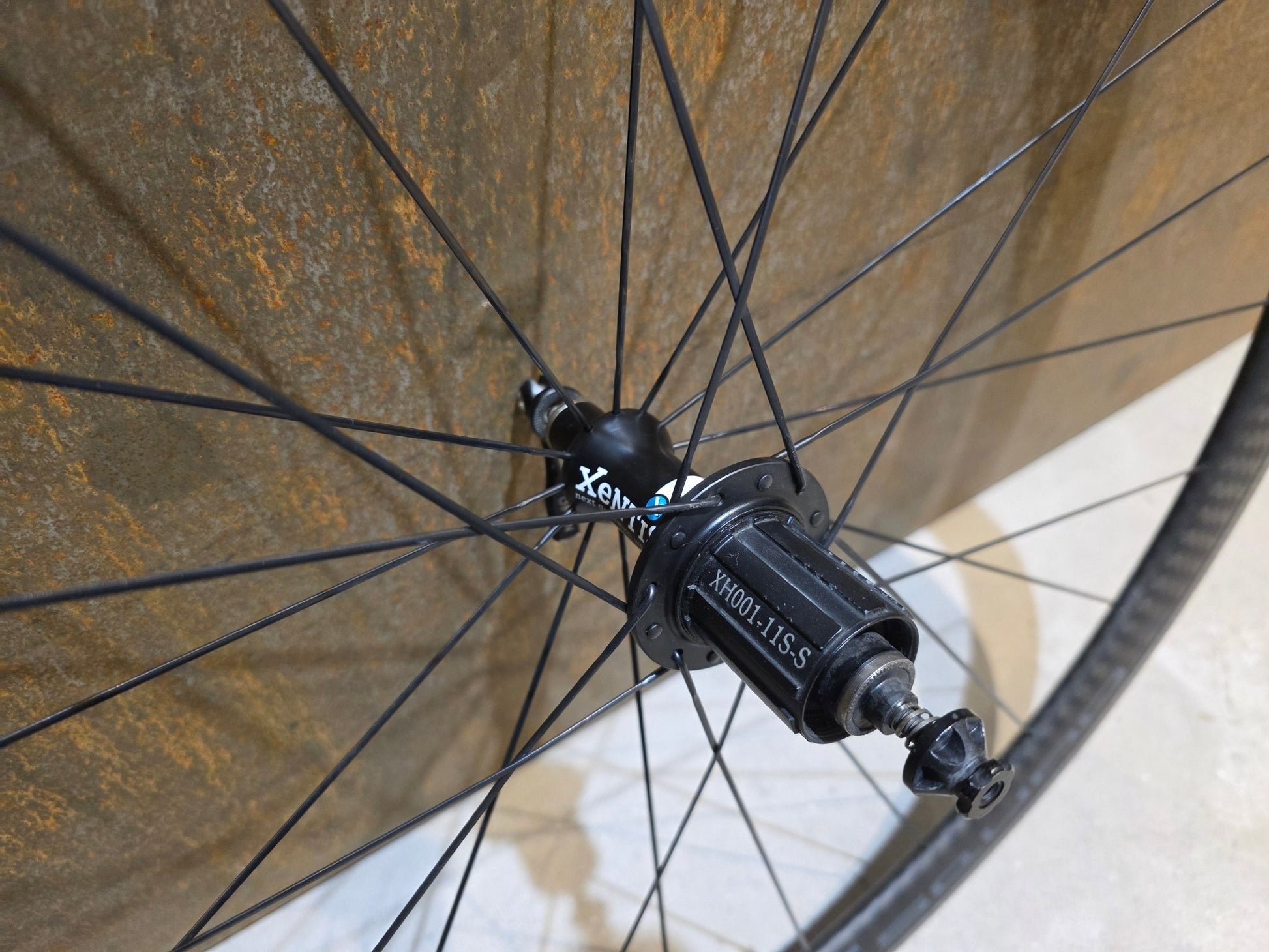 Laufrad/Laufradsatz von Xentis, XENTIS SQUAD 4.2 SCHWARZ LAUFRADSATZ 700C FELGENBREMSE in variant_title vor USEDBIKES - OB.DE Hintergrund