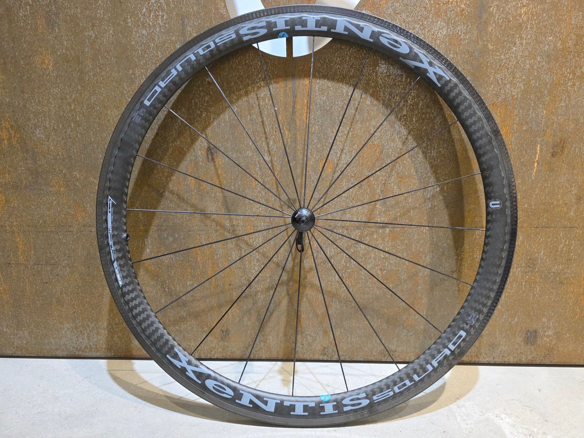 Laufrad/Laufradsatz von Xentis, XENTIS SQUAD 4.2 SCHWARZ LAUFRADSATZ 700C FELGENBREMSE in variant_title vor USEDBIKES - OB.DE Hintergrund