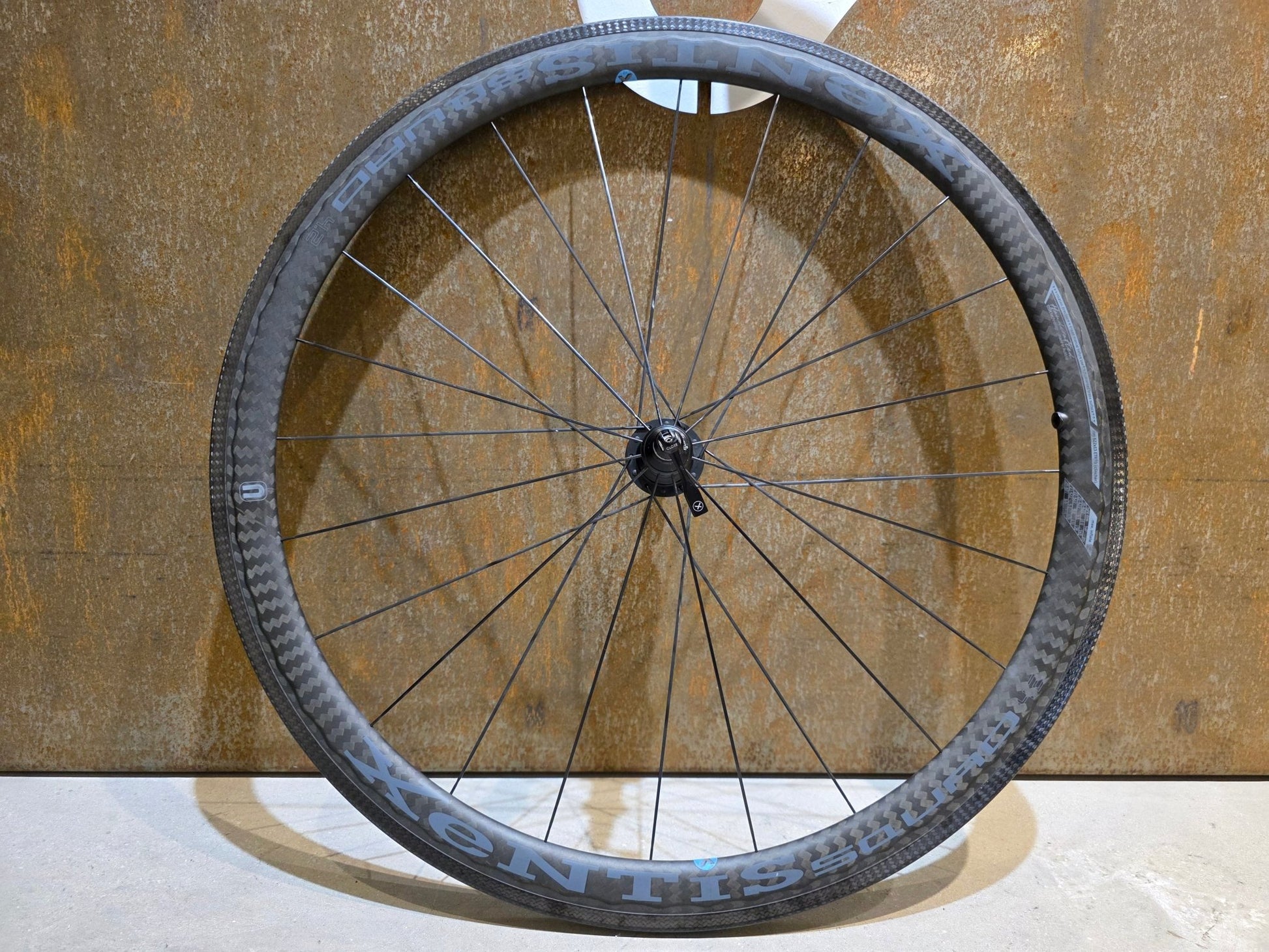 Laufrad/Laufradsatz von Xentis, XENTIS SQUAD 4.2 SCHWARZ LAUFRADSATZ 700C FELGENBREMSE in variant_title vor USEDBIKES - OB.DE Hintergrund