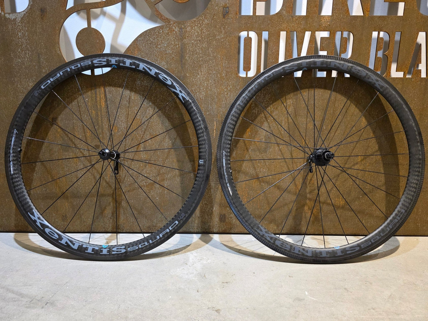 Laufrad/Laufradsatz von Xentis, XENTIS SQUAD 4.2 SCHWARZ LAUFRADSATZ 700C FELGENBREMSE in variant_title vor USEDBIKES - OB.DE Hintergrund
