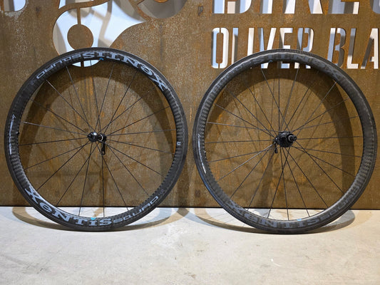 Laufrad/Laufradsatz von Xentis, XENTIS SQUAD 4.2 SCHWARZ LAUFRADSATZ 700C FELGENBREMSE in variant_title vor USEDBIKES - OB.DE Hintergrund