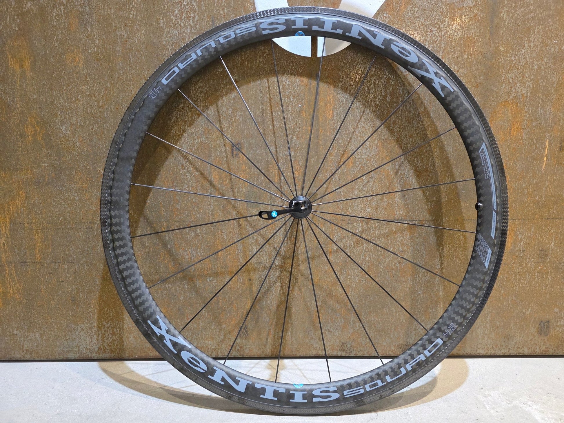 Laufrad/Laufradsatz von Xentis, XENTIS SQUAD 4.2 SCHWARZ LAUFRADSATZ 700C FELGENBREMSE in variant_title vor USEDBIKES - OB.DE Hintergrund