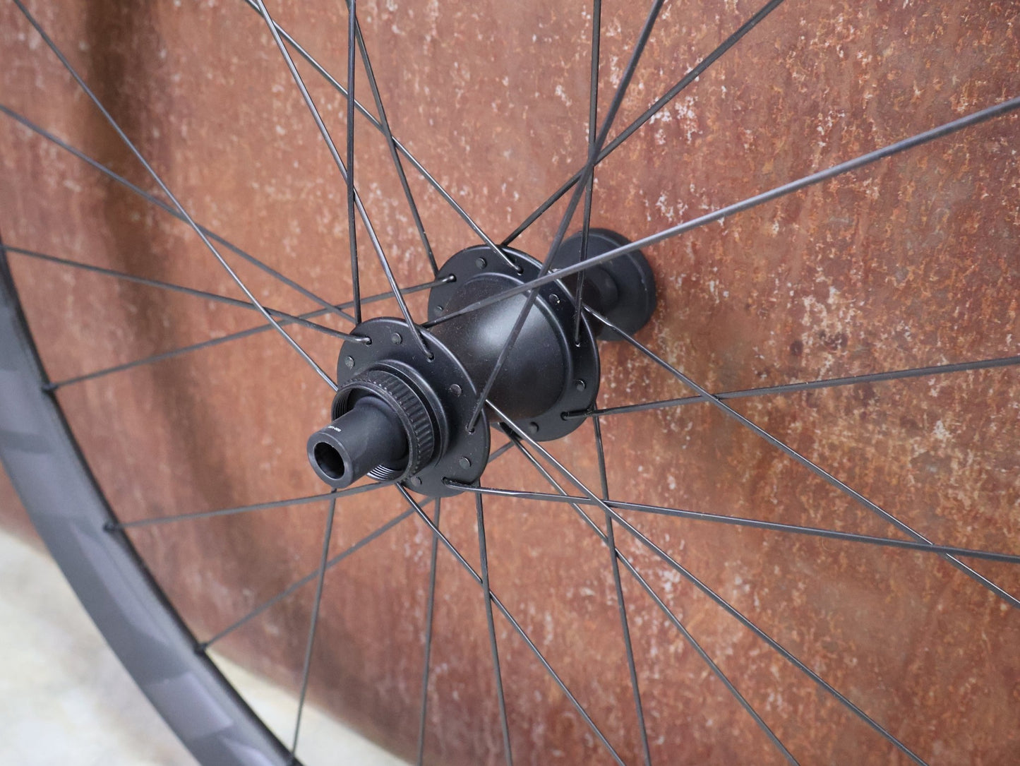 Laufrad/Laufradsatz von Zipp, ZIPP 303 FIRECREST CARBON LAUFRADSATZ DISC vor USEDBIKES - OB.DE Hintergrund