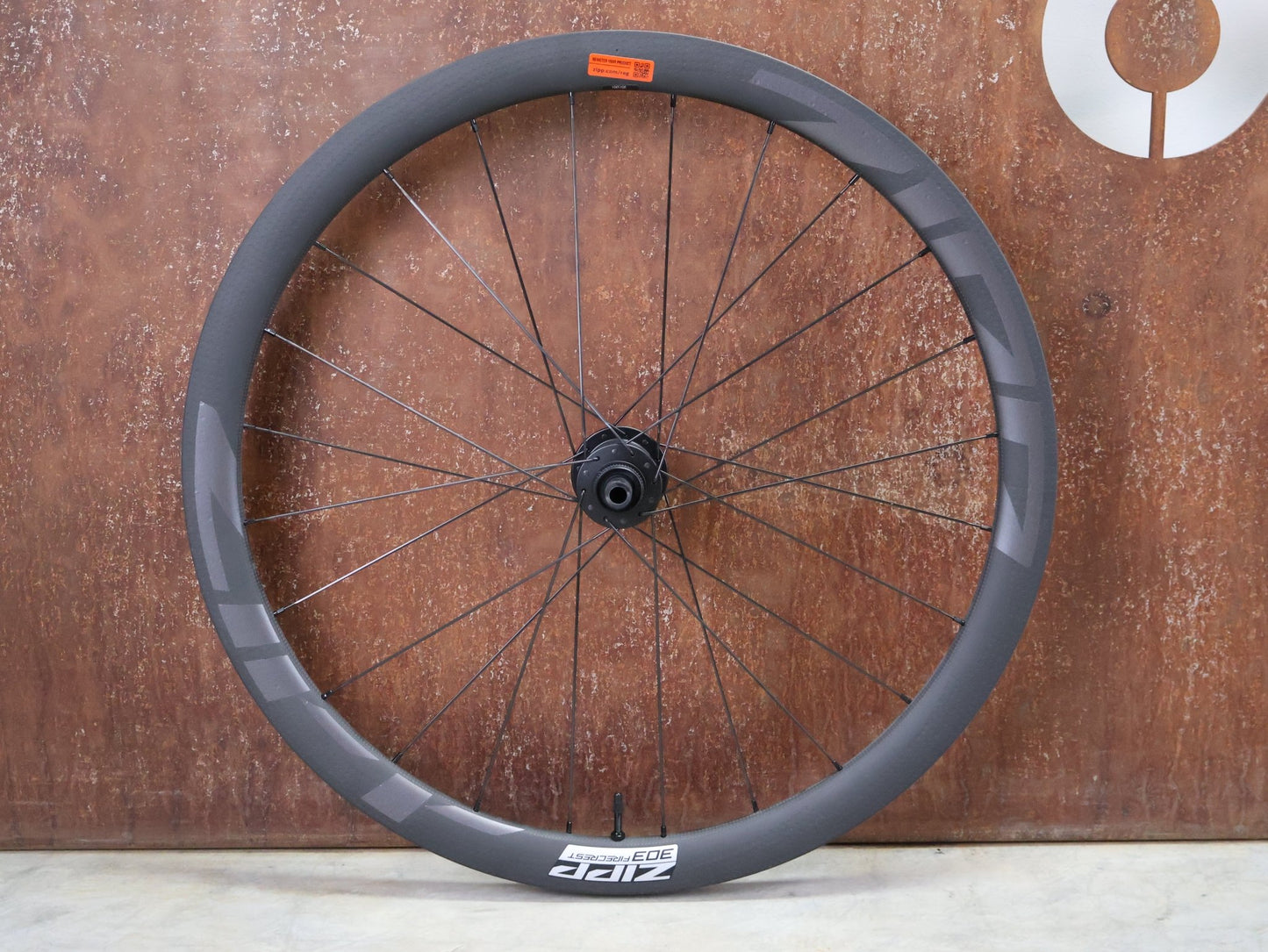 Laufrad/Laufradsatz von Zipp, ZIPP 303 FIRECREST CARBON LAUFRADSATZ DISC vor USEDBIKES - OB.DE Hintergrund