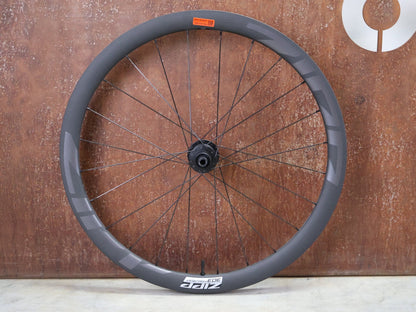 Laufrad/Laufradsatz von Zipp, ZIPP 303 FIRECREST CARBON LAUFRADSATZ DISC vor USEDBIKES - OB.DE Hintergrund