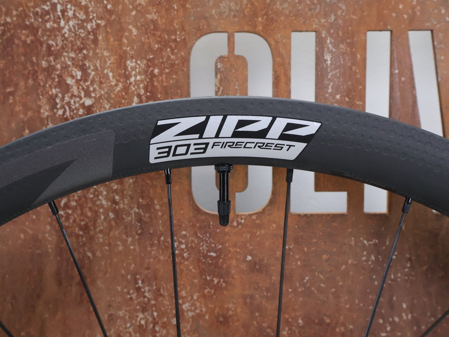 Laufrad/Laufradsatz von Zipp, ZIPP 303 FIRECREST CARBON LAUFRADSATZ DISC vor USEDBIKES - OB.DE Hintergrund