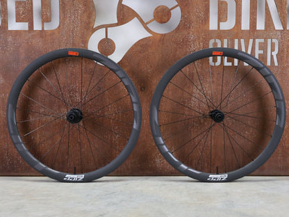 Laufrad/Laufradsatz von Zipp, ZIPP 303 FIRECREST CARBON LAUFRADSATZ DISC vor USEDBIKES - OB.DE Hintergrund