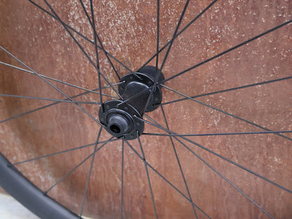 Laufrad/Laufradsatz von Zipp, ZIPP 303 FIRECREST CARBON LAUFRADSATZ DISC vor USEDBIKES - OB.DE Hintergrund