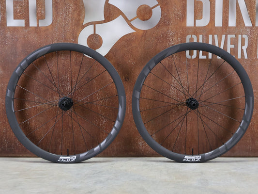 Laufrad/Laufradsatz von Zipp, ZIPP 303 FIRECREST CARBON LAUFRADSATZ DISC vor USEDBIKES - OB.DE Hintergrund