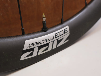 Laufrad/Laufradsatz von Zipp, ZIPP 303 Firecrest Disc Carbon Laufradsatz SRAM XDR 1428g vor USEDBIKES-OB.DE Hintergrund