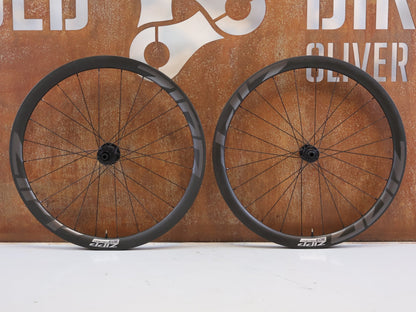 Laufrad/Laufradsatz von Zipp, ZIPP 303 Firecrest Disc Carbon Laufradsatz SRAM XDR 1428g vor USEDBIKES-OB.DE Hintergrund