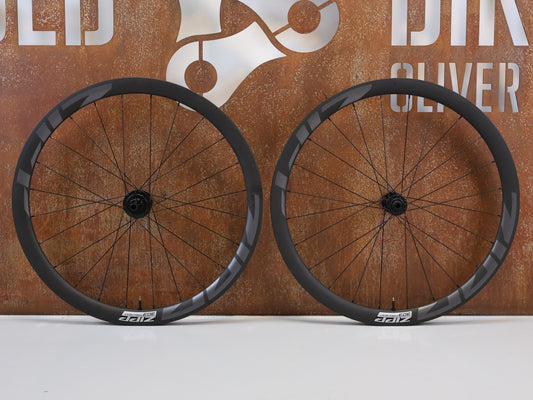 Laufrad/Laufradsatz von Zipp, ZIPP 303 FIRECREST TUBELESS LAUFRADSATZ / SRAM XDR / CARBON / CENTERLOCK vor USEDBIKES - OB.DE Hintergrund