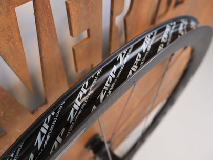 Laufrad/Laufradsatz von Zipp, ZIPP 303 FIRECREST TUBELESS LAUFRADSATZ / SRAM XDR / CARBON / CENTERLOCK vor USEDBIKES - OB.DE Hintergrund