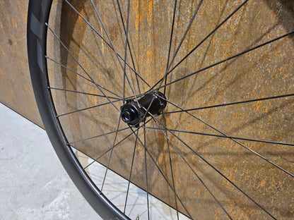 Laufrad/Laufradsatz von Zipp, ZIPP 303 SE / SYNCROS SL / LAUFRADSATZ DISC vor USEDBIKES - OB.DE Hintergrund
