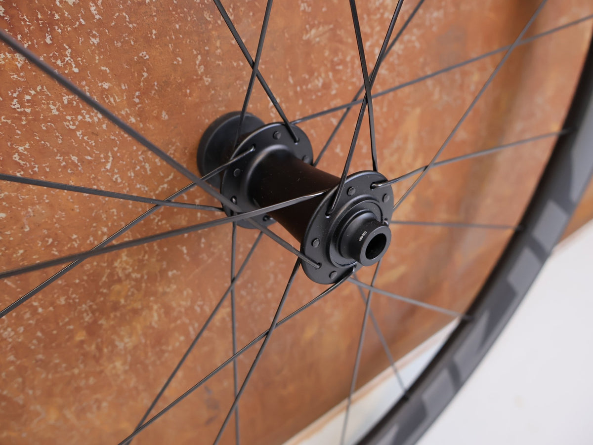 Laufrad/Laufradsatz von Zipp, Zipp 303 SW Carbon Laufradsatz Tubeless Disc SRAM AXS Sensor vor USEDBIKES-OB.DE Hintergrund