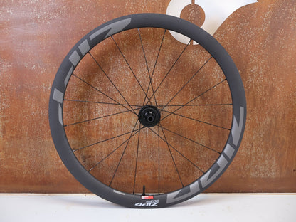Laufrad/Laufradsatz von Zipp, Zipp 303 SW Carbon Laufradsatz Tubeless Disc SRAM AXS Sensor vor USEDBIKES-OB.DE Hintergrund