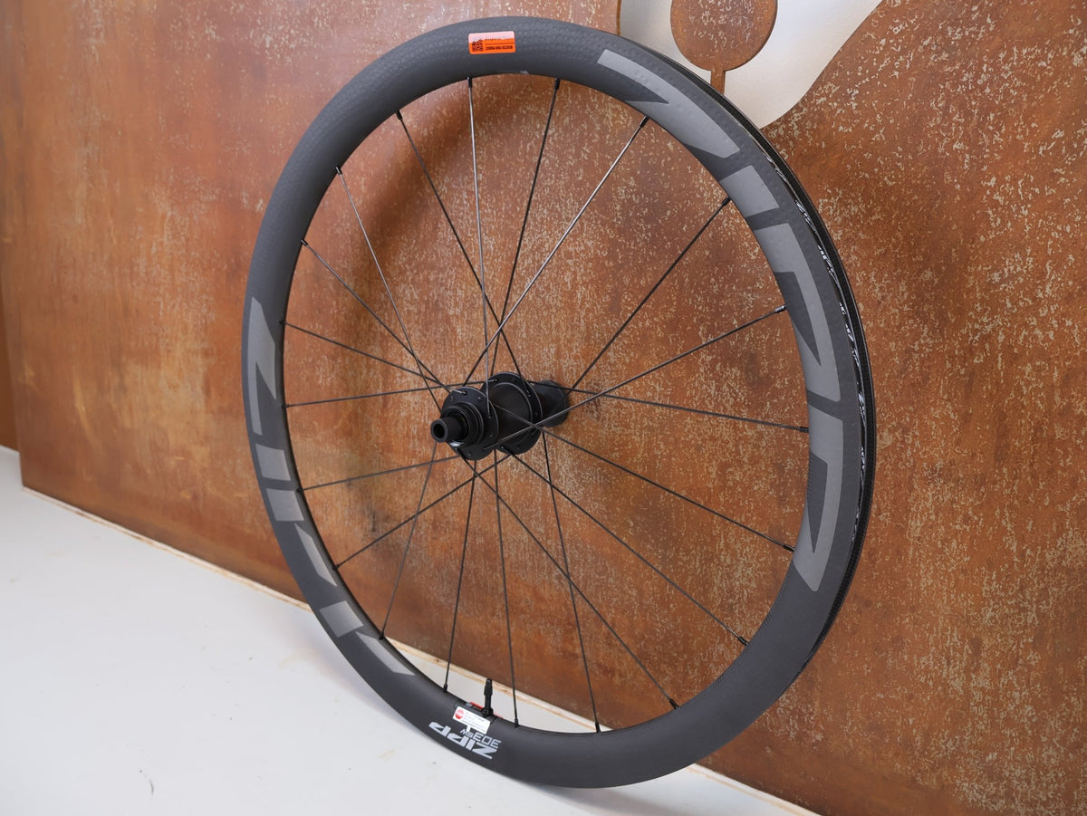Laufrad/Laufradsatz von Zipp, Zipp 303 SW Carbon Laufradsatz Tubeless Disc SRAM AXS Sensor vor USEDBIKES-OB.DE Hintergrund