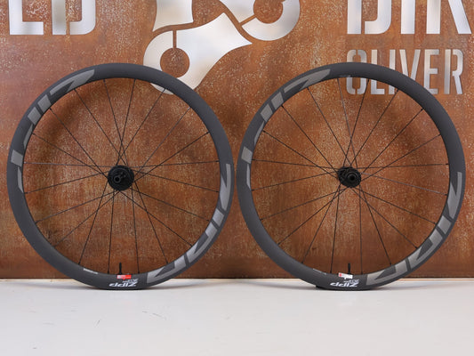 Laufrad/Laufradsatz von Zipp, Zipp 303 SW Carbon Laufradsatz Tubeless Disc SRAM AXS Sensor vor USEDBIKES-OB.DE Hintergrund