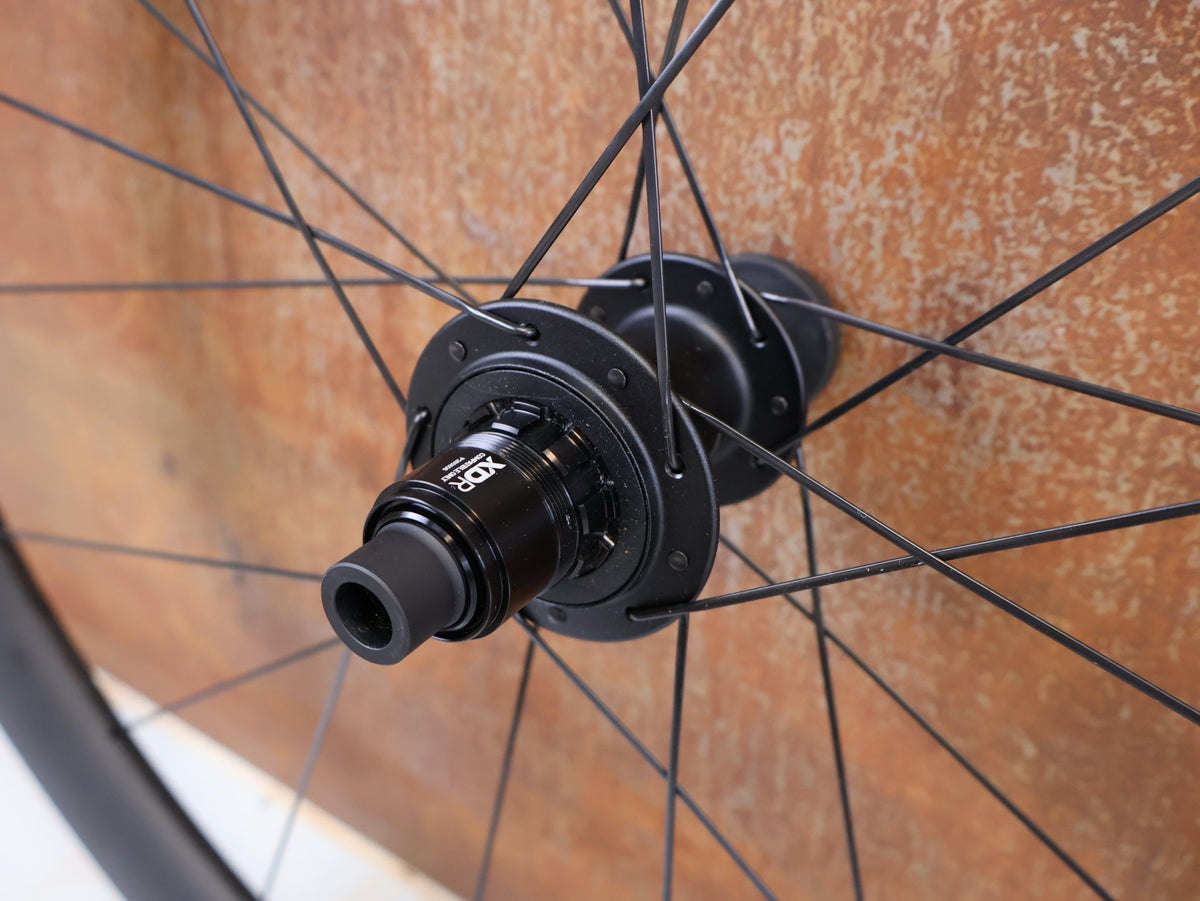 Laufrad/Laufradsatz von Zipp, Zipp 303 SW Carbon Laufradsatz Tubeless Disc SRAM AXS Sensor vor USEDBIKES-OB.DE Hintergrund