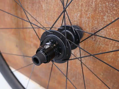 Laufrad/Laufradsatz von Zipp, Zipp 303 SW Carbon Laufradsatz Tubeless Disc SRAM AXS Sensor vor USEDBIKES-OB.DE Hintergrund