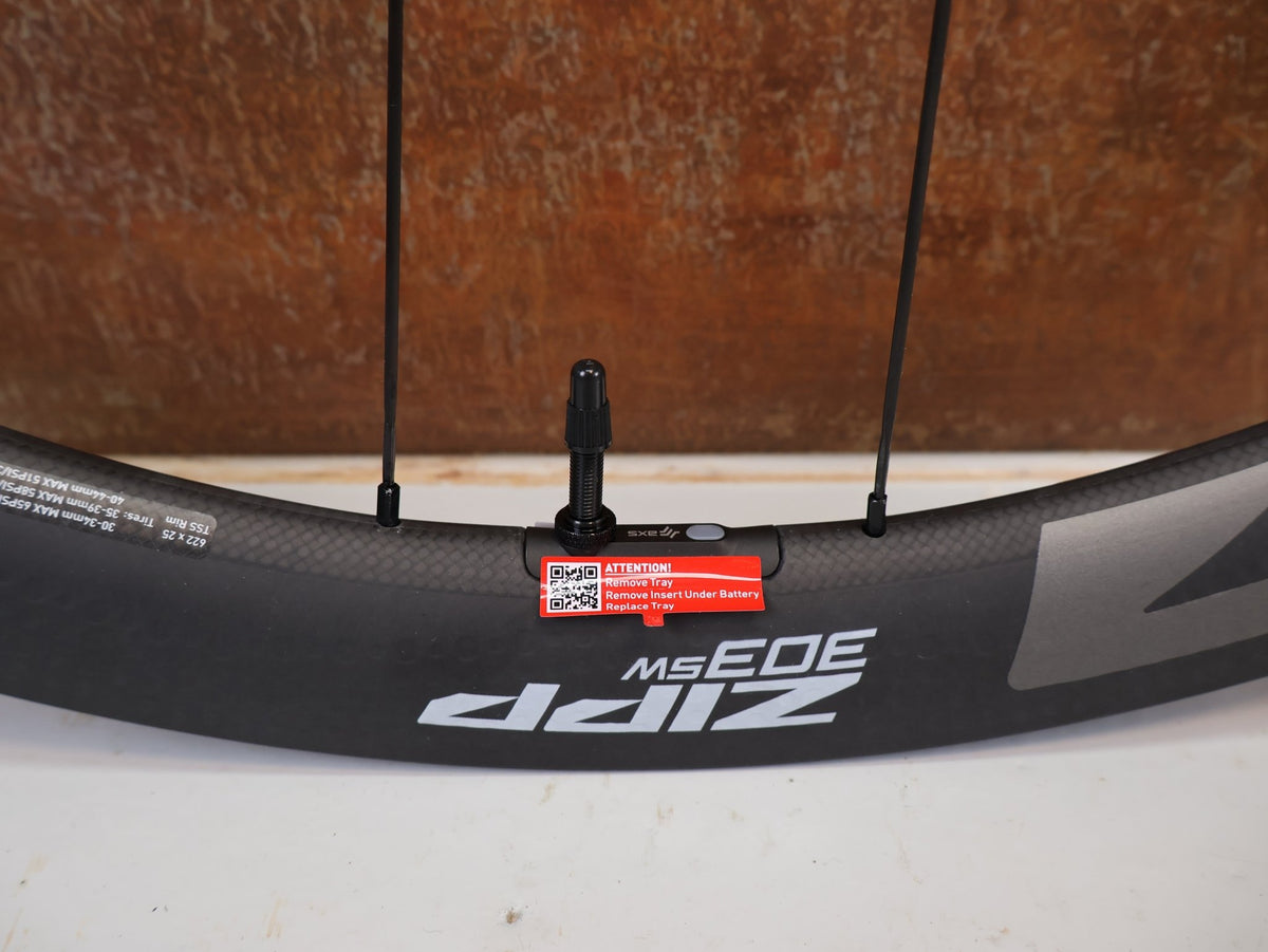 Laufrad/Laufradsatz von Zipp, Zipp 303 SW Carbon Laufradsatz Tubeless Disc SRAM AXS Sensor vor USEDBIKES-OB.DE Hintergrund