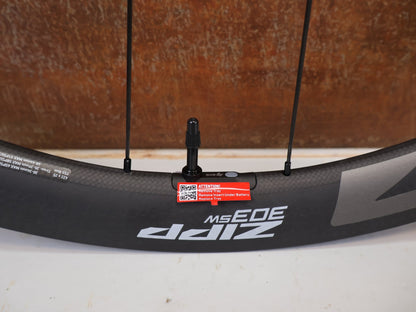 Laufrad/Laufradsatz von Zipp, Zipp 303 SW Carbon Laufradsatz Tubeless Disc SRAM AXS Sensor vor USEDBIKES-OB.DE Hintergrund