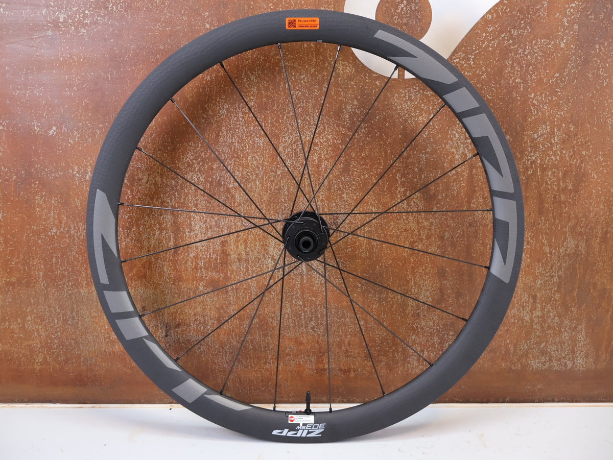 Laufrad/Laufradsatz von Zipp, Zipp 303 SW Carbon Laufradsatz Tubeless Disc SRAM AXS Sensor vor USEDBIKES-OB.DE Hintergrund