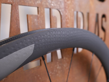 Laufrad/Laufradsatz von Zipp, Zipp 303 SW Carbon Laufradsatz Tubeless Disc SRAM AXS Sensor vor USEDBIKES-OB.DE Hintergrund