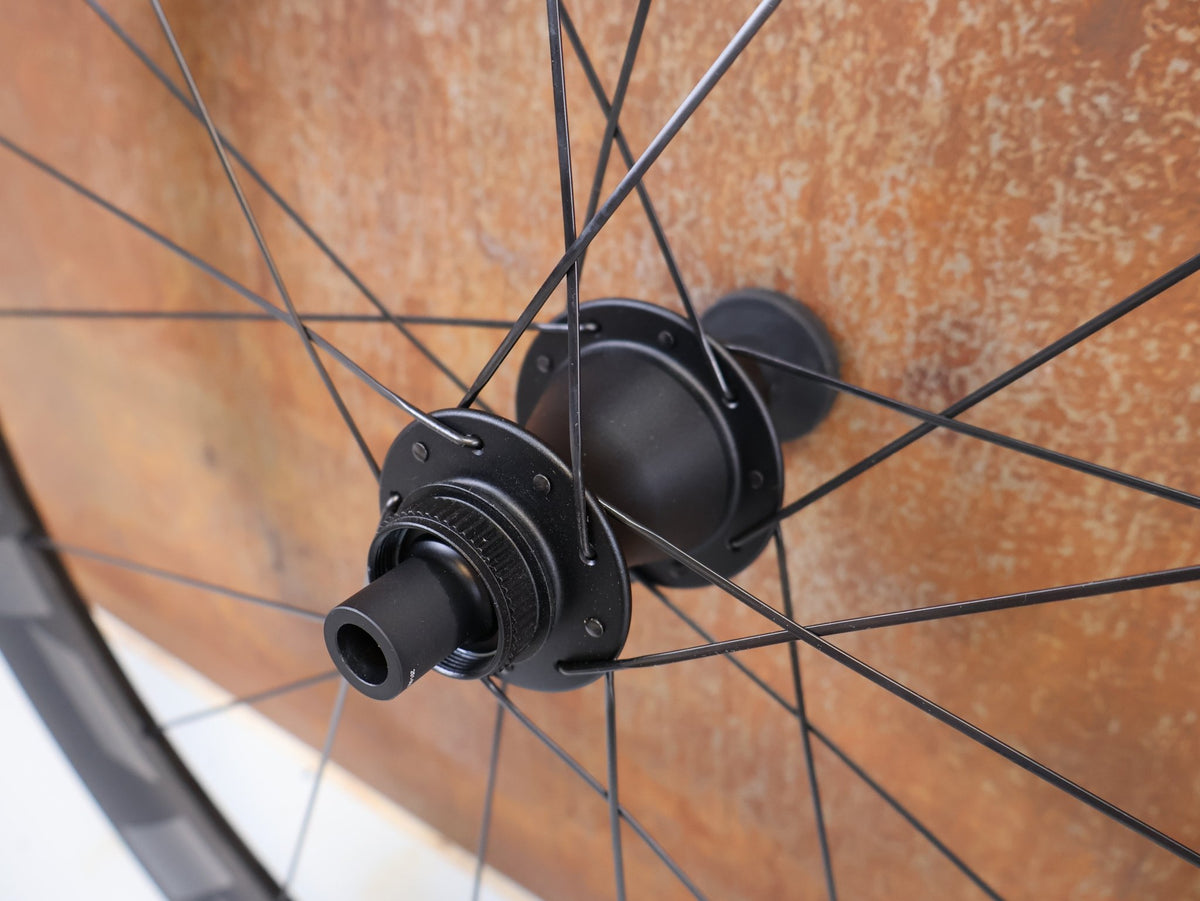 Laufrad/Laufradsatz von Zipp, Zipp 303 SW Carbon Laufradsatz Tubeless Disc SRAM AXS Sensor vor USEDBIKES-OB.DE Hintergrund