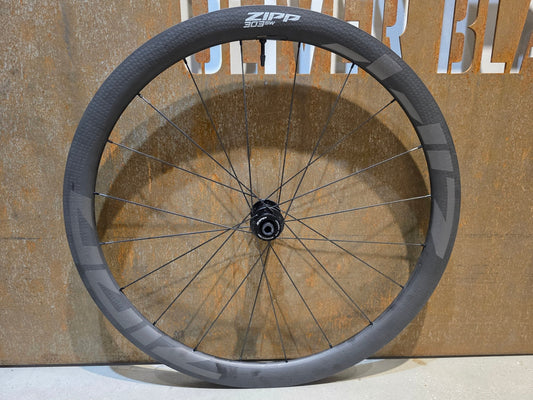 Laufrad/Laufradsatz von Zipp, ZIPP 303 SW TUBLESS LAUFRADSATZ DISC vor USEDBIKES - OB.DE Hintergrund