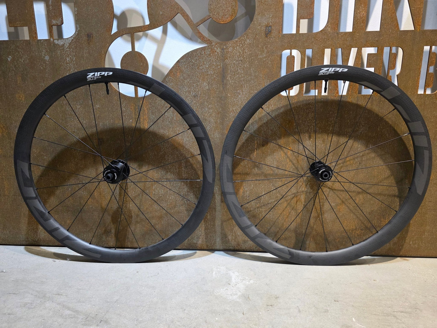 Laufrad/Laufradsatz von Zipp, ZIPP 303 SW TUBLESS LAUFRADSATZ DISC vor USEDBIKES - OB.DE Hintergrund