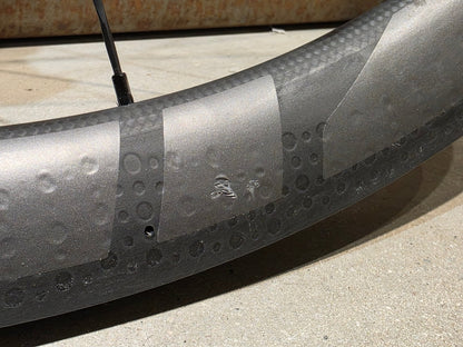 Laufrad/Laufradsatz von Zipp, ZIPP 303 SW TUBLESS LAUFRADSATZ DISC vor USEDBIKES - OB.DE Hintergrund