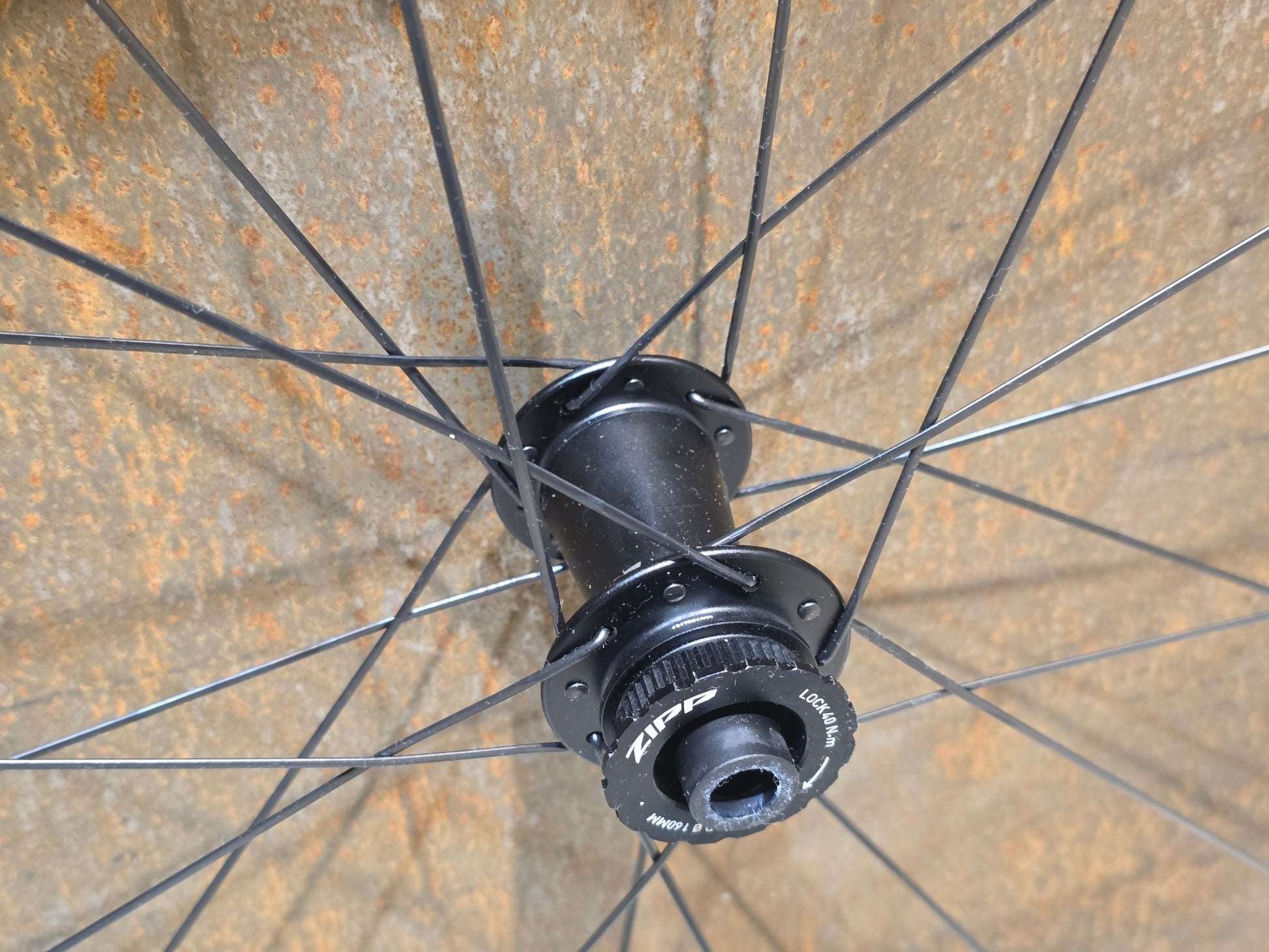 Laufrad/Laufradsatz von Zipp, ZIPP 303 SW TUBLESS LAUFRADSATZ DISC vor USEDBIKES - OB.DE Hintergrund