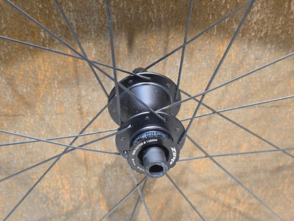 Laufrad/Laufradsatz von Zipp, ZIPP 303 SW TUBLESS LAUFRADSATZ DISC vor USEDBIKES - OB.DE Hintergrund