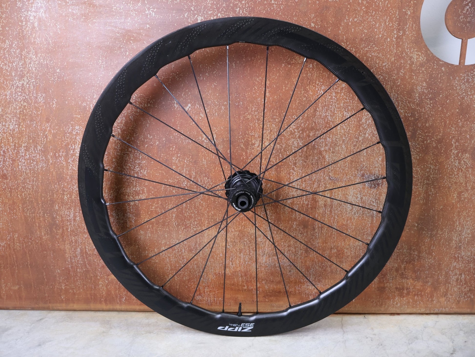 Laufrad/Laufradsatz von Zipp, ZIPP 353 NSW / CARBON LAUFRADSATZ / TUBELESS / CENTERLOCK / SRAM XDR / 1371 G vor USEDBIKES - OB.DE Hintergrund