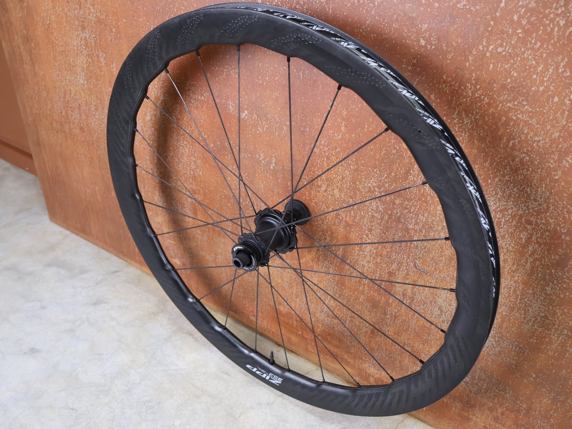 Laufrad/Laufradsatz von Zipp, ZIPP 353 NSW LAUFRADSATZ / TUBELESS HOOKLESS / DISC - BRAKE – 2024 – XDR vor USEDBIKES - OB.DE Hintergrund