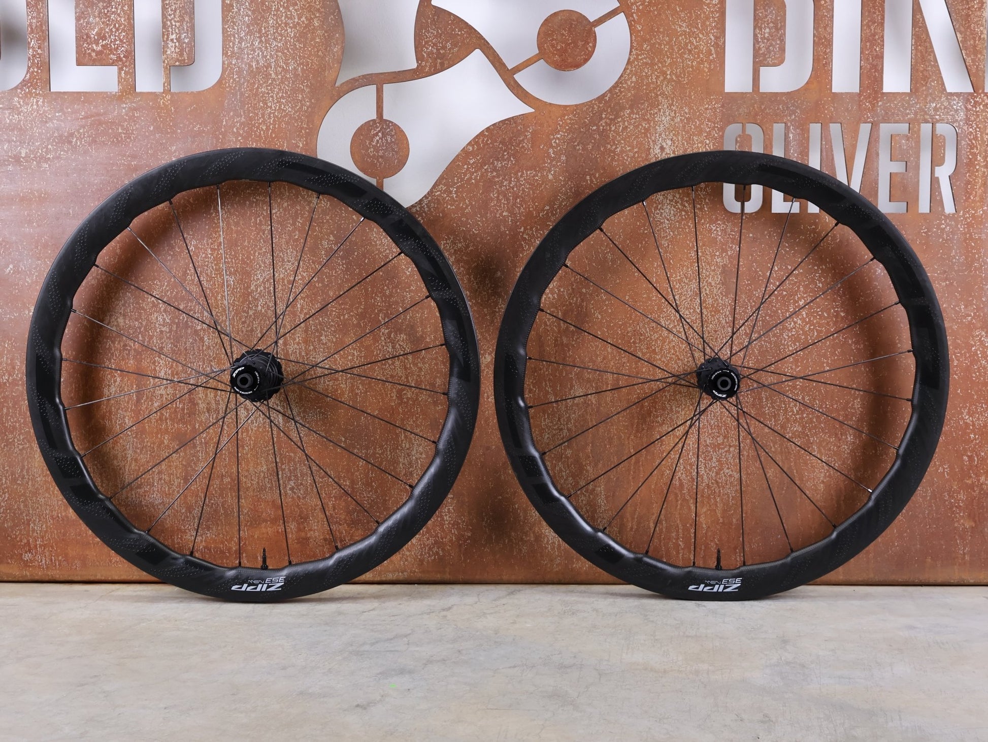 Laufrad/Laufradsatz von Zipp, ZIPP 353 NSW LAUFRADSATZ / TUBELESS HOOKLESS / DISC - BRAKE – 2024 – XDR vor USEDBIKES - OB.DE Hintergrund