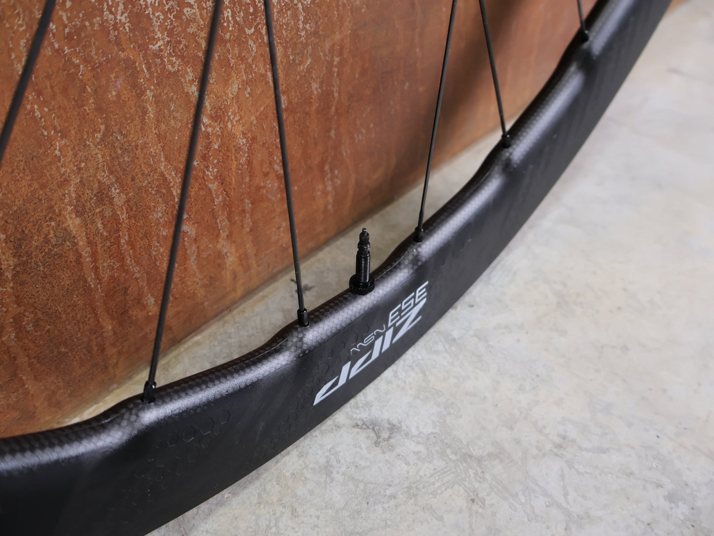 Laufrad/Laufradsatz von Zipp, ZIPP 353 NSW LAUFRADSATZ / TUBELESS HOOKLESS / DISC - BRAKE – 2024 – XDR vor USEDBIKES - OB.DE Hintergrund