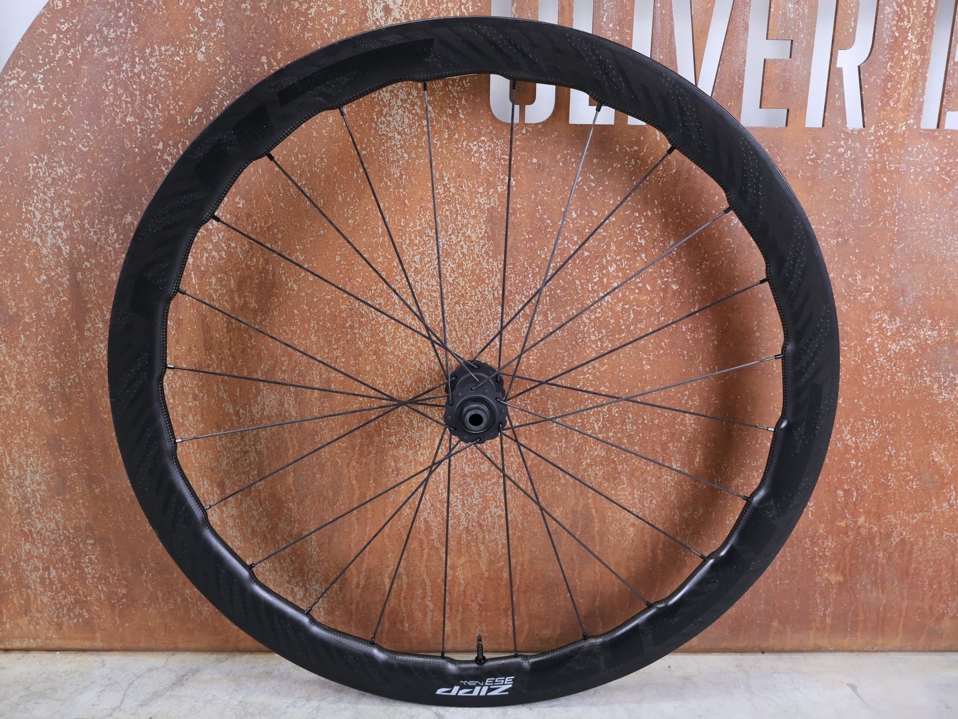 Laufrad/Laufradsatz von Zipp, ZIPP 353 NSW LAUFRADSATZ / TUBELESS HOOKLESS / DISC - BRAKE – 2024 – XDR vor USEDBIKES - OB.DE Hintergrund