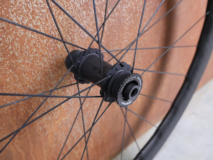 Laufrad/Laufradsatz von Zipp, ZIPP 353 NSW LAUFRADSATZ / TUBELESS HOOKLESS / DISC - BRAKE – 2024 – XDR vor USEDBIKES - OB.DE Hintergrund