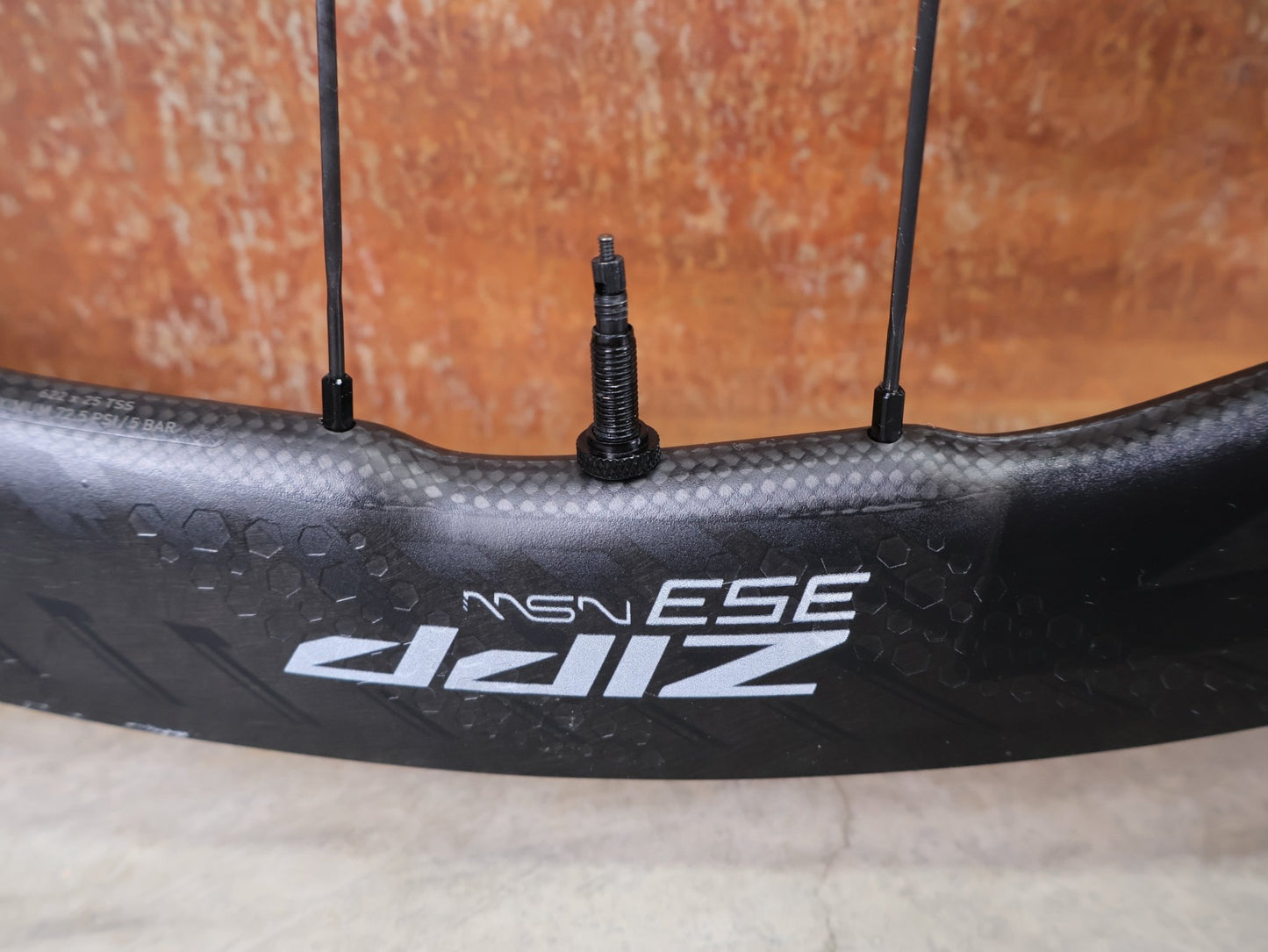 Laufrad/Laufradsatz von Zipp, ZIPP 353 NSW LAUFRADSATZ / TUBELESS HOOKLESS / DISC - BRAKE – 2024 – XDR vor USEDBIKES - OB.DE Hintergrund