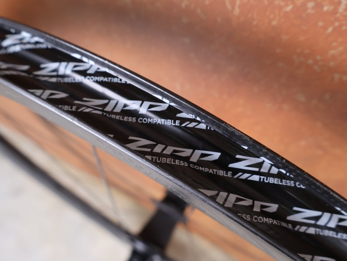 Laufrad/Laufradsatz von Zipp, ZIPP 353 NSW LAUFRADSATZ / TUBELESS HOOKLESS / DISC - BRAKE – 2024 – XDR vor USEDBIKES - OB.DE Hintergrund