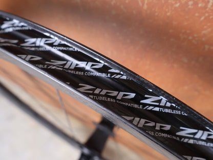 Laufrad/Laufradsatz von Zipp, ZIPP 353 NSW LAUFRADSATZ / TUBELESS HOOKLESS / DISC - BRAKE – 2024 – XDR vor USEDBIKES - OB.DE Hintergrund