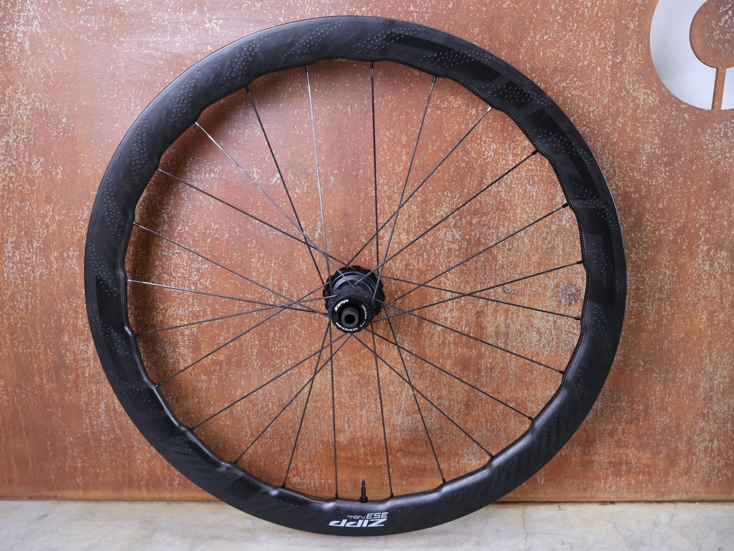 Laufrad/Laufradsatz von Zipp, ZIPP 353 NSW LAUFRADSATZ / TUBELESS HOOKLESS / DISC - BRAKE – 2024 – XDR vor USEDBIKES - OB.DE Hintergrund