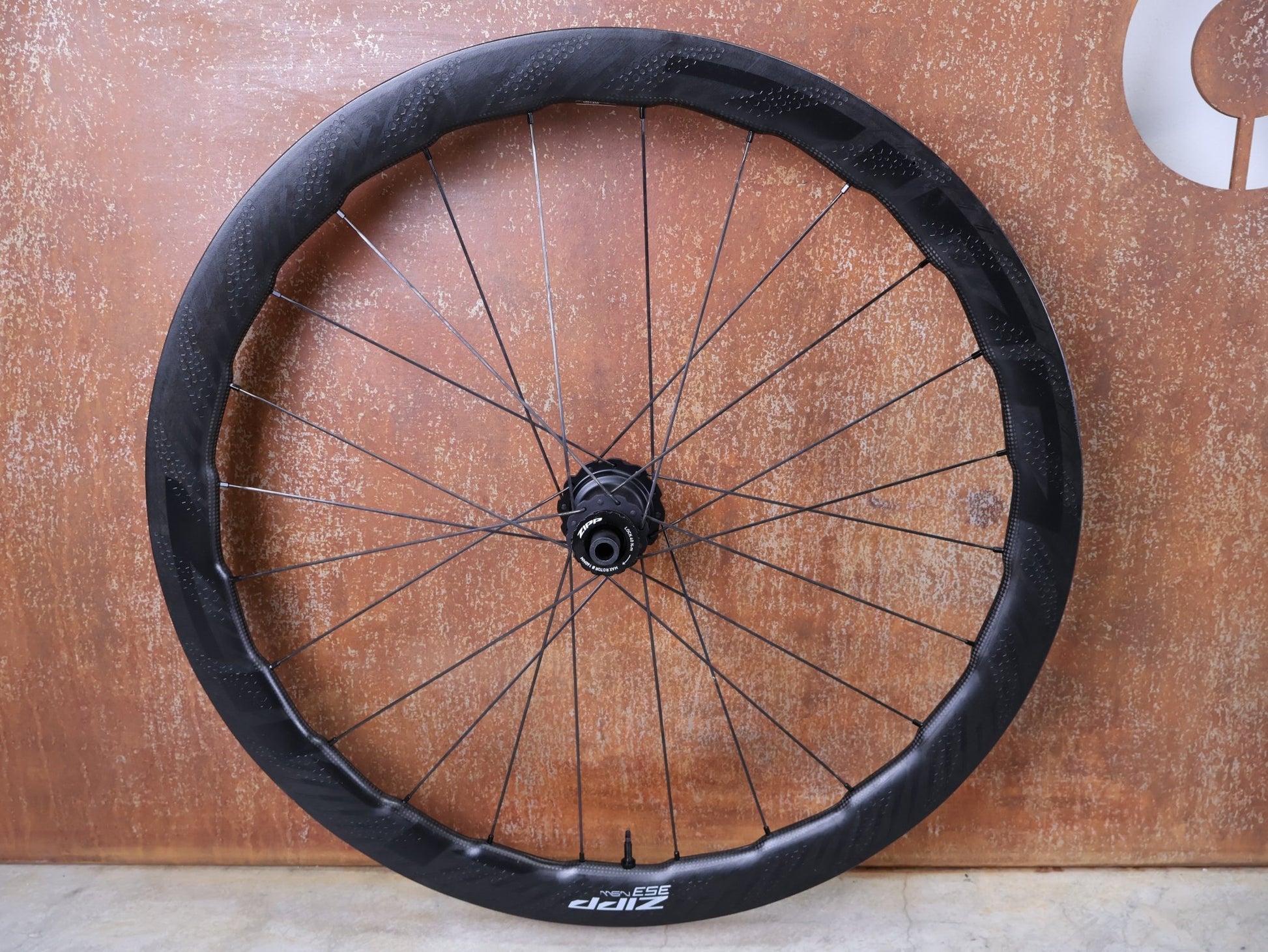 Laufrad/Laufradsatz von Zipp, ZIPP 353 NSW LAUFRADSATZ / TUBELESS HOOKLESS / DISC - BRAKE – 2024 – XDR vor USEDBIKES - OB.DE Hintergrund