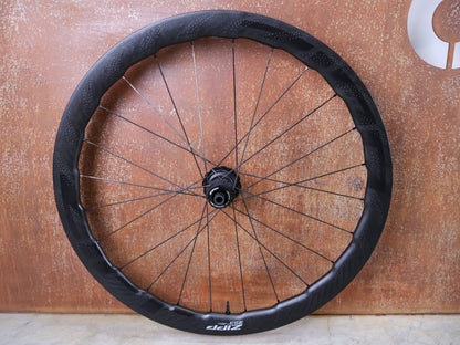 Laufrad/Laufradsatz von Zipp, ZIPP 353 NSW LAUFRADSATZ / TUBELESS HOOKLESS / DISC - BRAKE – 2024 – XDR vor USEDBIKES - OB.DE Hintergrund