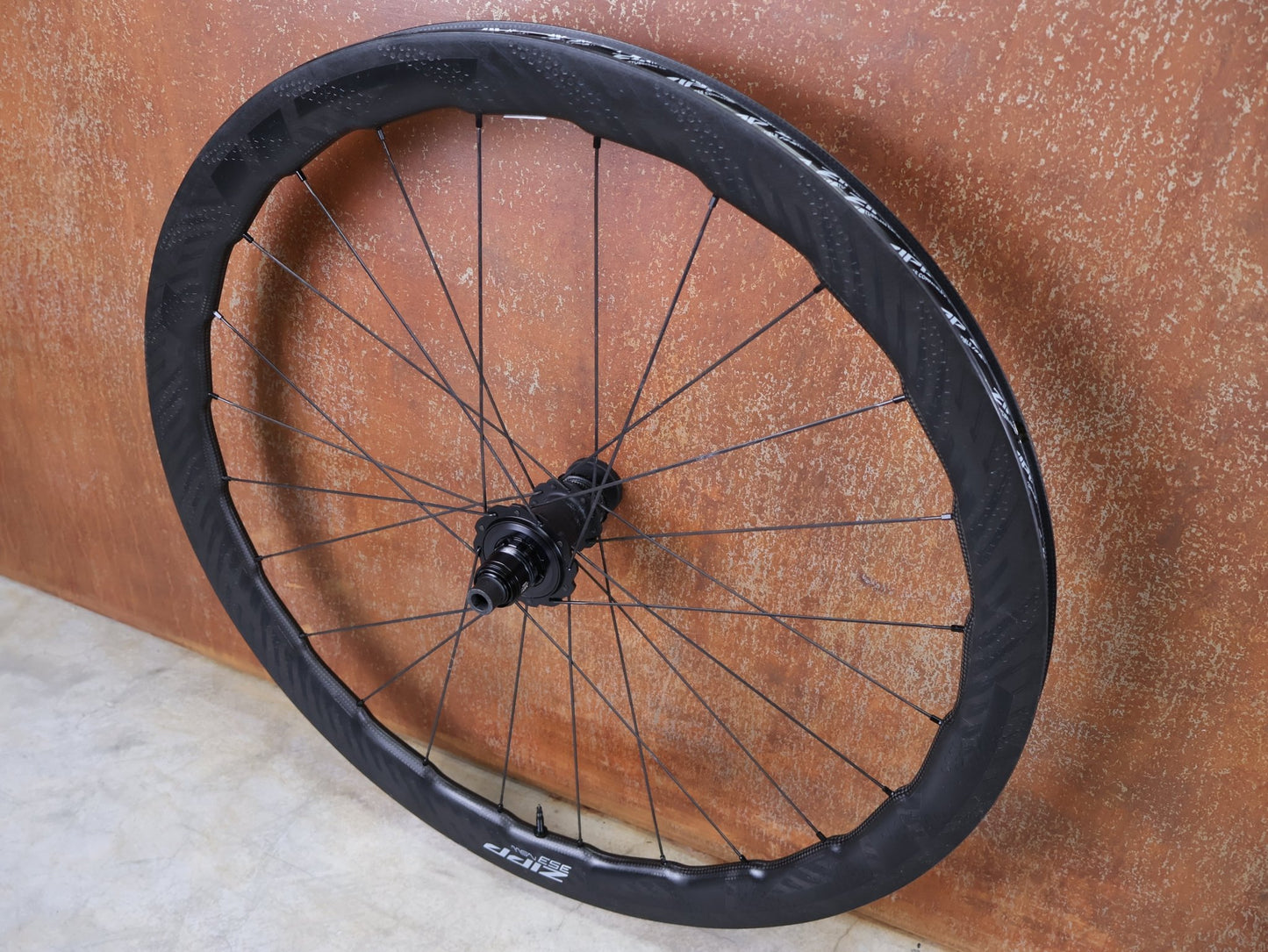 Laufrad/Laufradsatz von Zipp, ZIPP 353 NSW LAUFRADSATZ / TUBELESS HOOKLESS / DISC - BRAKE – 2024 – XDR vor USEDBIKES - OB.DE Hintergrund