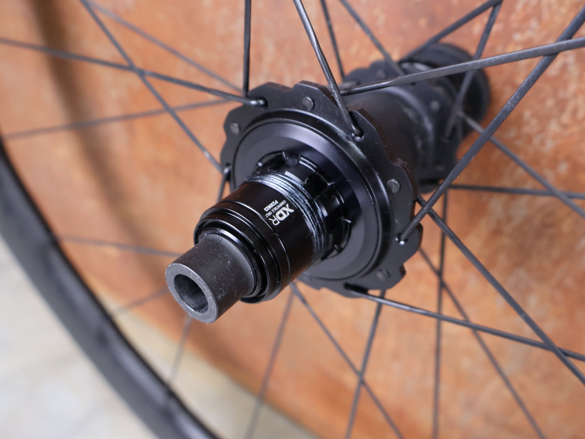 Laufrad/Laufradsatz von Zipp, ZIPP 353 NSW LAUFRADSATZ / TUBELESS HOOKLESS / DISC - BRAKE – 2024 – XDR vor USEDBIKES - OB.DE Hintergrund