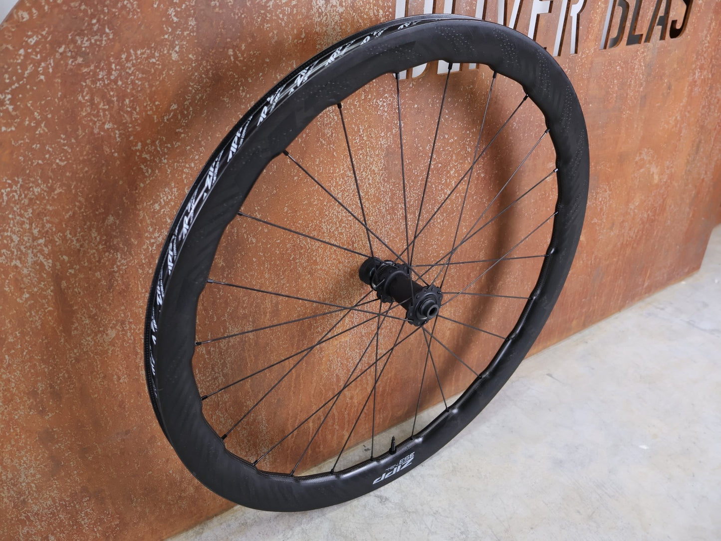 Laufrad/Laufradsatz von Zipp, ZIPP 353 NSW LAUFRADSATZ / TUBELESS HOOKLESS / DISC - BRAKE – 2024 – XDR vor USEDBIKES - OB.DE Hintergrund