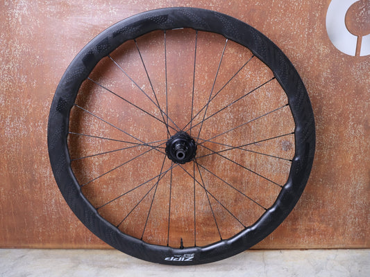 Laufrad/Laufradsatz von Zipp, ZIPP 353 NSW LAUFRADSATZ / TUBELESS HOOKLESS / DISC - BRAKE – 2024 – XDR vor USEDBIKES - OB.DE Hintergrund